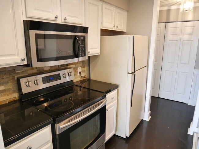 Building Photo - 2 Bedroom Condo Located in Villages of Montgomery Run- Ellicott City