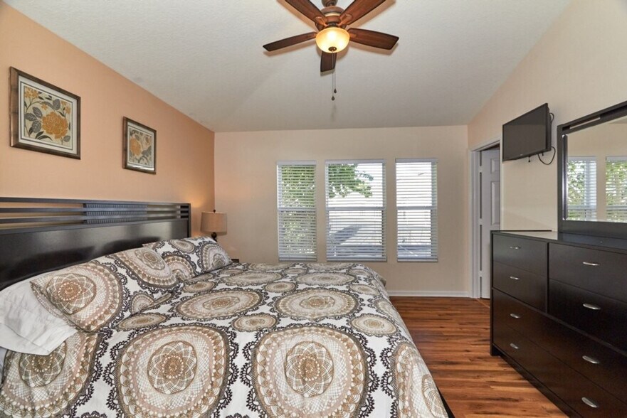 Building Photo - 2330 Silver Palm Dr