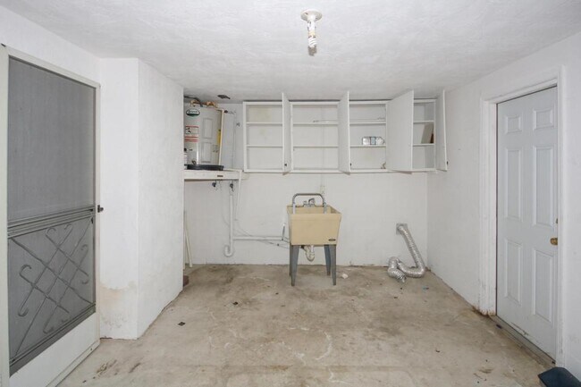Building Photo - 10824 Queens Rd