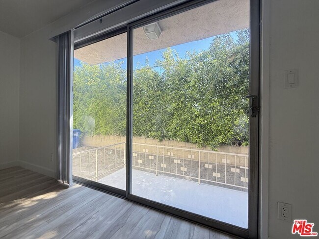 Building Photo - 1438 S Canfield Ave