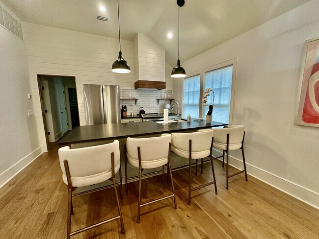 Building Photo - Low Country Cottage located in the Heart of Bluffton!