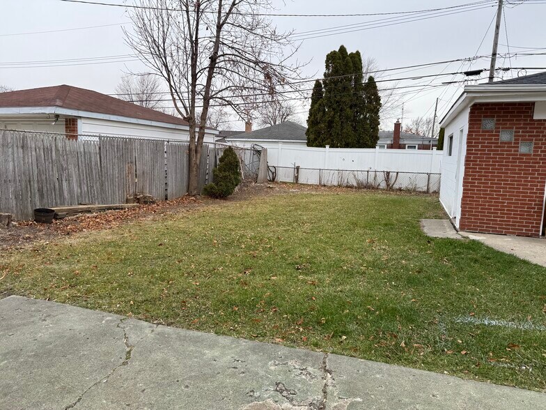 Building Photo - 21531 Arrowhead St