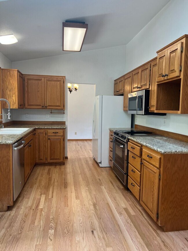 Building Photo - 3 bedroom 2.5 bathroom Home in Lake Steven...