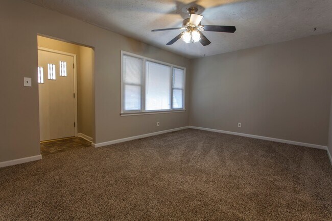 Building Photo - Adorable 2 bed/1 bath home with garage and...