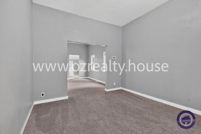 Building Photo - 565 Viking St