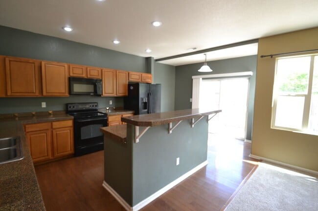 Building Photo - 3 Bedroom Townhome Available Now!