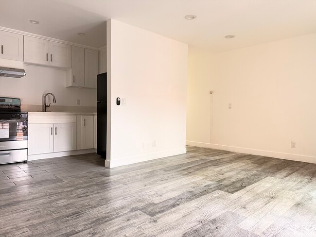 Building Photo - 15855 Saticoy St