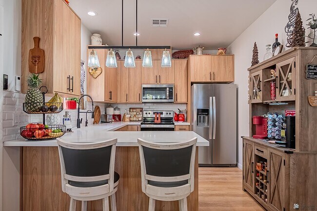 Building Photo - 3400 S Ave 7th E