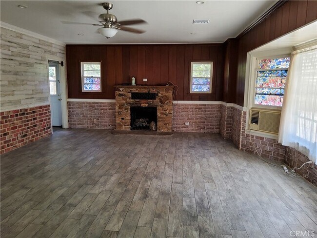 Building Photo - 10630 Hillhaven Ave