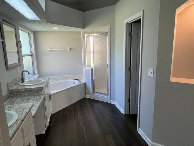 Building Photo - 4BR/2BA Home Walking Distance to Mary Lee ...