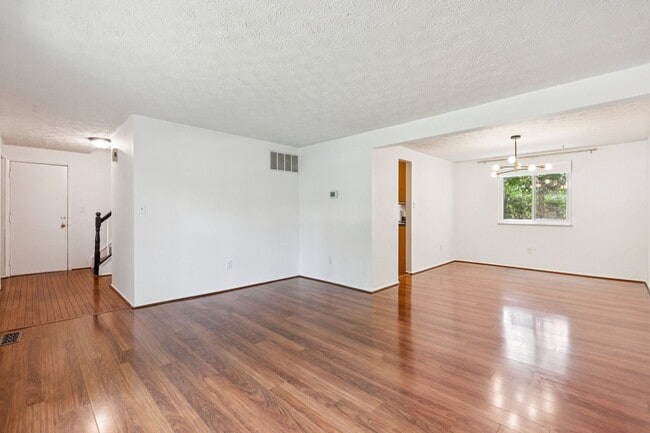 Building Photo - Home in Highly Desirable Forest Ridge!