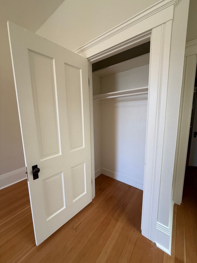 Building Photo - 2 Bedroom, 1 bathroom second floor apartme...