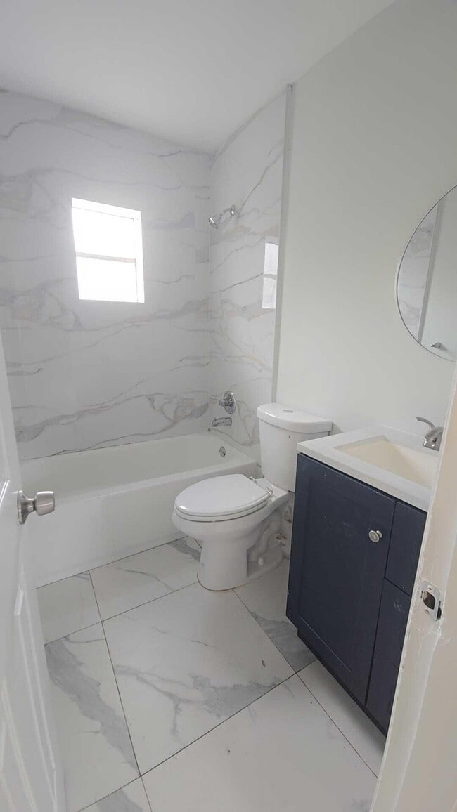 Building Photo - 621 NW 5th Ave