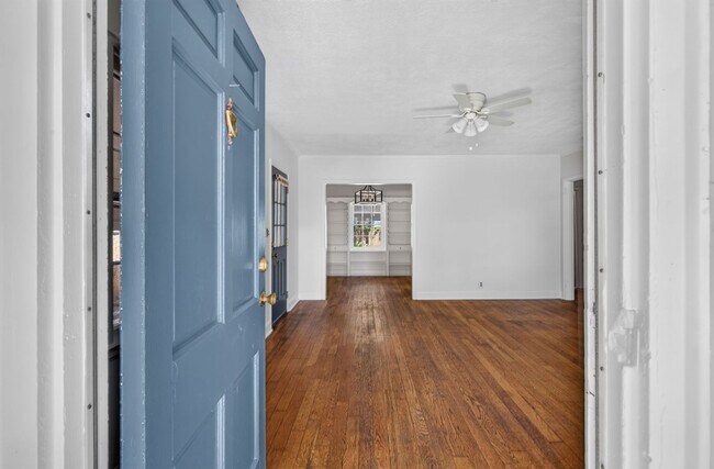 Building Photo - 216 E 57th St