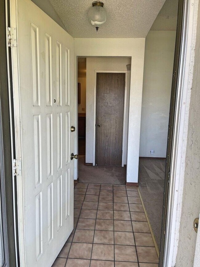 Building Photo - 3 Bedroom 2 Bath w/ Spa Room Suisun *Star ...