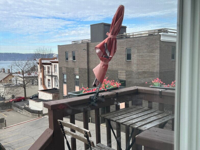 Building Photo - 10 S Eckar St