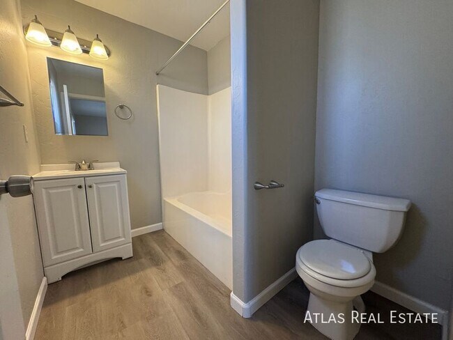 Building Photo - 506 N Iroquois Ave