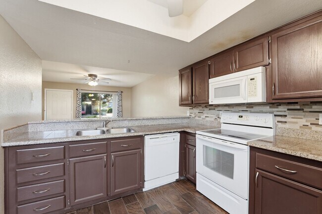Building Photo - Beautifully maintained 3-bedroom, 2.5-bath Condo in the heart of Phoenix!