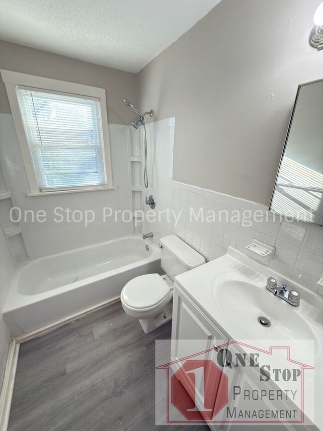 Building Photo - Amazing 3 Bedroom, 1.5 Bathroom in Raytown!