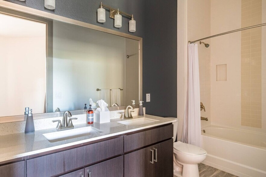 Building Photo - 555 N College Ave