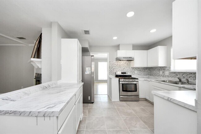 Building Photo - 7911 Pella Dr