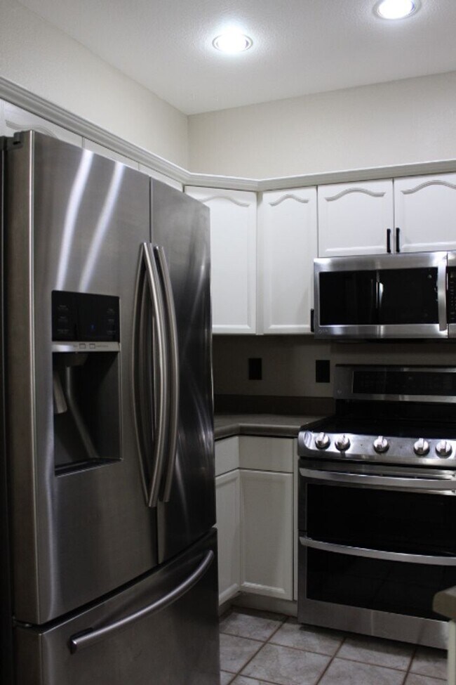 Building Photo - Charming 2 BR/2 BA Condo located in Little...