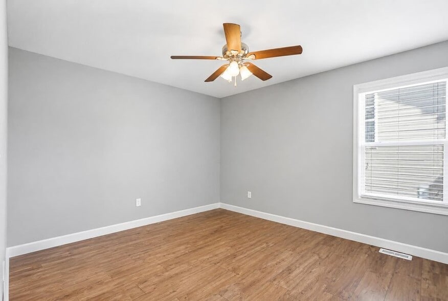 Building Photo - 5209-5211-5211 Silver Mill Dr