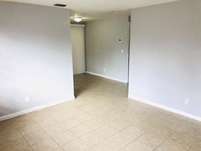 Building Photo - 240 Lee Dr