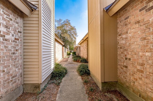 Building Photo - 2 Bedroom Condo Near Our Lady Of the Lake