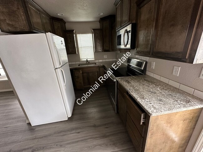 Building Photo - Updated and spacious 2 bedroom/1 bathroom house with detached 1 car garage.