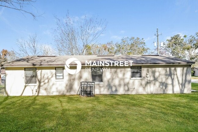 Building Photo - 4 Bedroom Pet-Friendly Home in Jacksonville, FL with Main Street Renewal