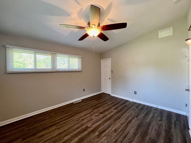 Building Photo - 3-Bedroom Home In Laurel Manor - Fenced Ba...