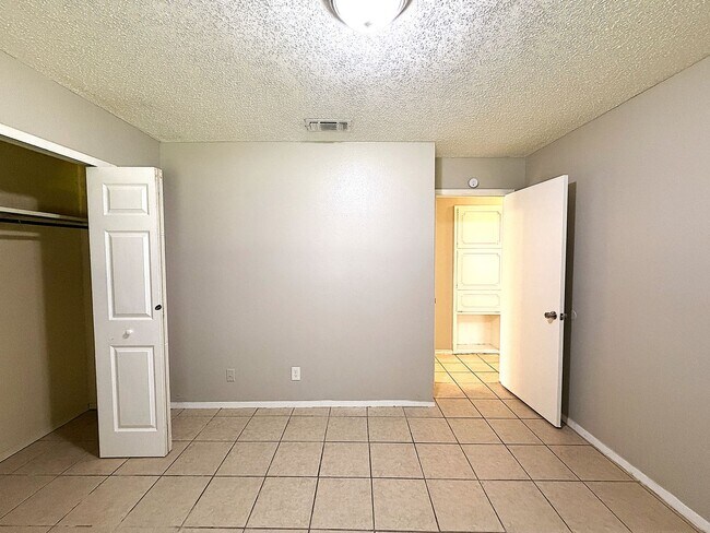 Building Photo - 2105 Coach Dr