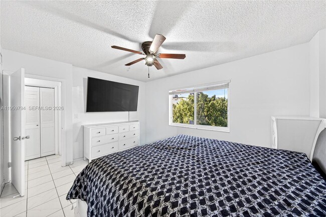 Building Photo - 900 SW 84th Ave