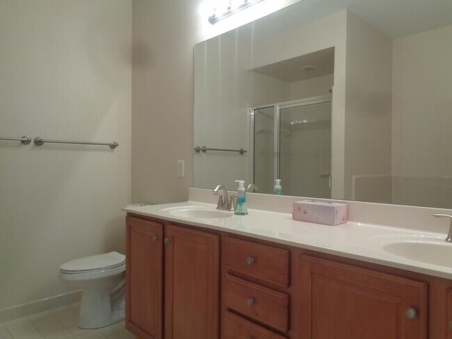 Building Photo - 914 Providence Glen Dr