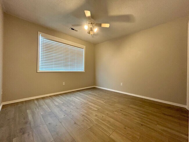 Building Photo - Welcome to this charming 3-bedroom, 2.5-bathroom house located in Vancouver, WA!
