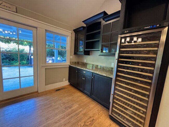 Building Photo - Gorgeous 5 bedroom, 4.5 bath, Westside Dan...