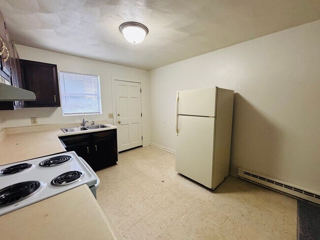 Building Photo - 653 Village Ln
