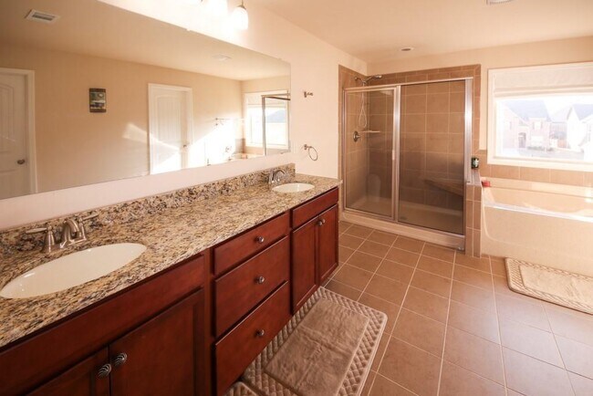 Building Photo - 3415 Pointe Vecchio Cir