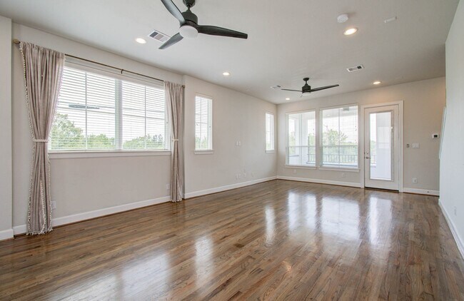 Building Photo - 2812 Grand Fountains Dr