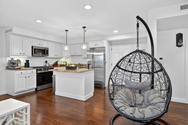 Building Photo - 24 Arsenal St