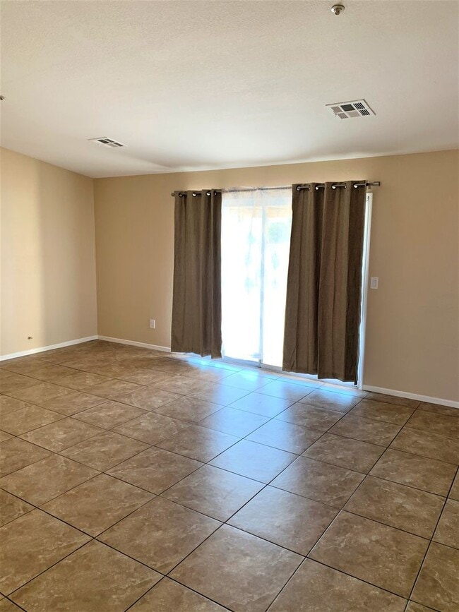 Building Photo - Clean 3 Bedroom 2 Bath