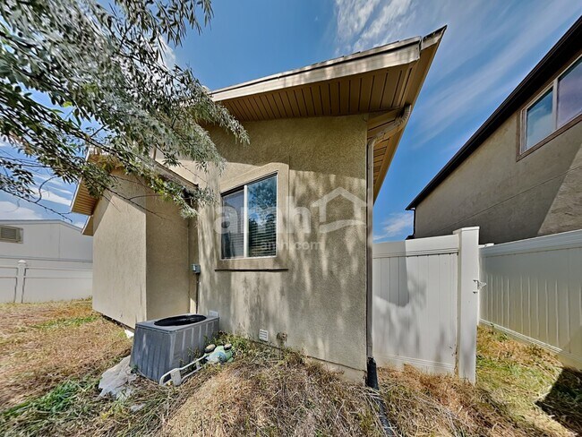 Building Photo - 1698 E Ridgefield Rd