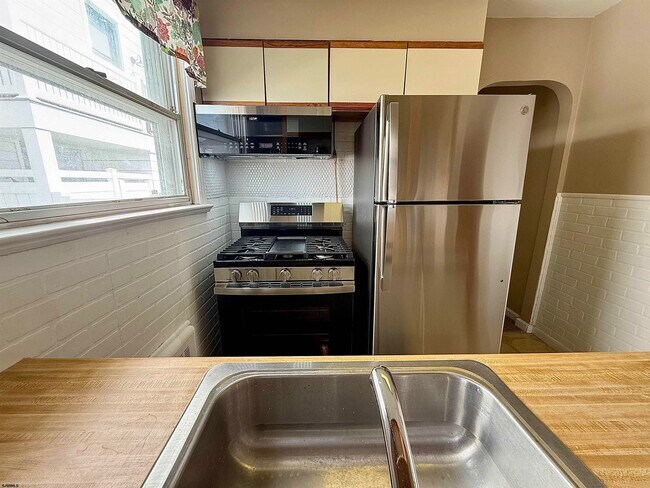 Building Photo - 207 N Thurlow Ave