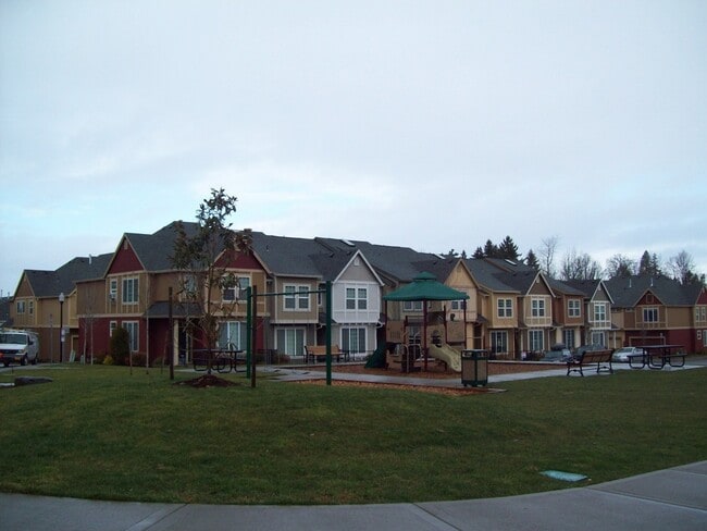 Building Photo - 1652 NW Shadow Hills Lane ~ Excellent Beth...