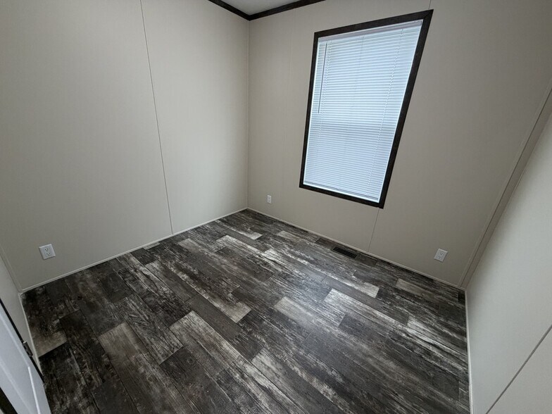 Building Photo - 38070 Ducharme Dr