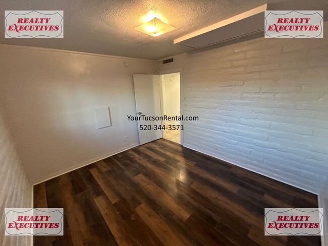 Building Photo - Romero Rd & Roger Rd - 3 bedroom 2 bath ho...