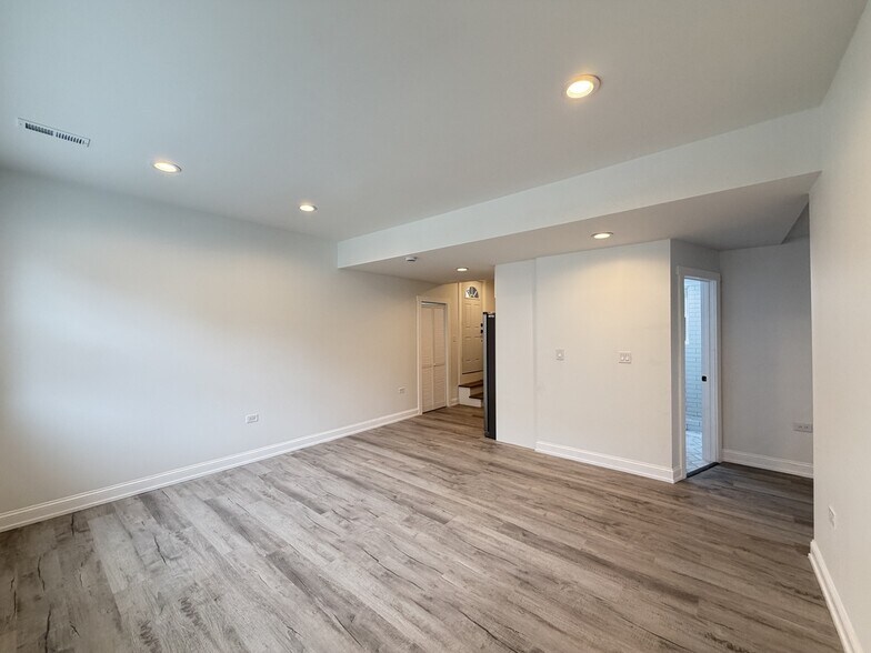 Building Photo - 3759 N Kimball Ave