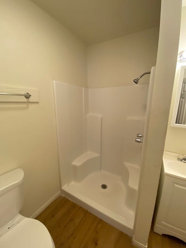 Building Photo - Perfect Small Family Home