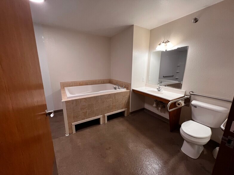 Accessible bathroom - 4307 Kennedy Dr